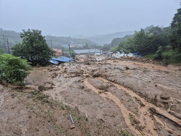 19일 내린 폭우로 산청군 산청대로 1766번길 인근에서 산사태가 발생, 토사가 도로를 덮고 있다.&nbsp; /경남소방본부