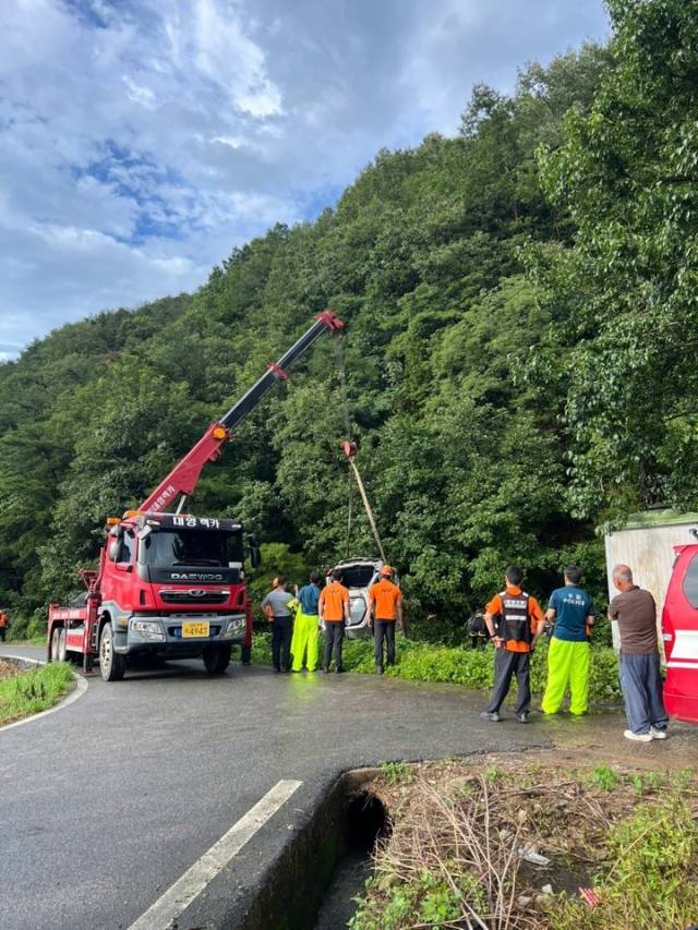 19일 경남 밀양시 청도면에서 급류에 휩쓸린 차량을 소방대원들이 하천에서 견인했다. 경남소방본부 제공