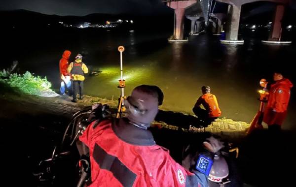 구미소방서 119구조대원들이 낙동강에 빠진 차량에서 인명검색을 실시하고있다. 구미소방서