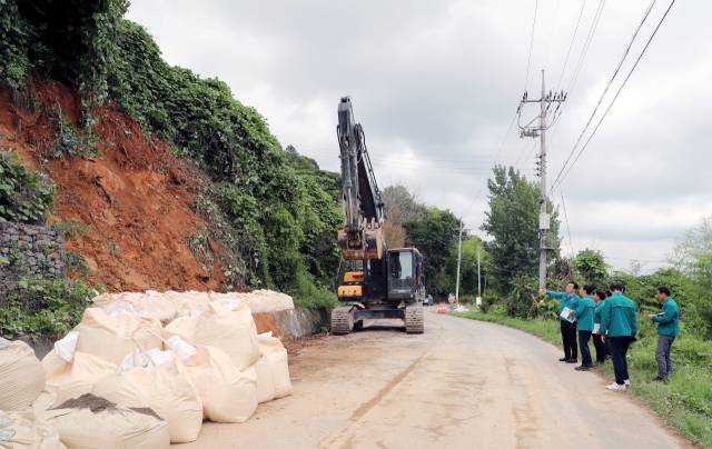 하승철 군수와 간부들이 산사태로 도로가 통제된 현장을 둘러보고 있다./.하동군/