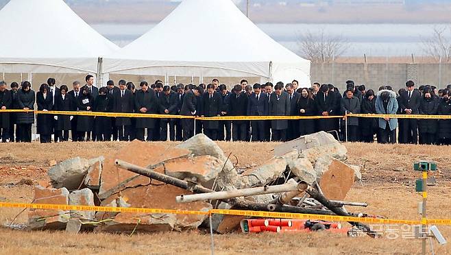 제주항공 여객기 참사 희생자 유가족이 추모객들과 함께 합동 추모제를 마치고 사고현장을 찾아 애도하고 있다.  무등일보DB