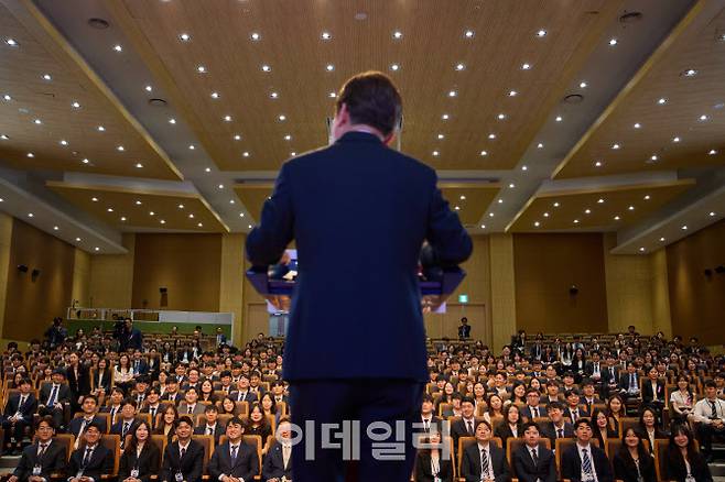 대통령실은 이재명 대통령이 충북 진천 국가공무원인재개발원에서 5급 신임관리자 교육생 특강하는 모습을 15일 SNS에 공개했다.(사진=뉴시스)