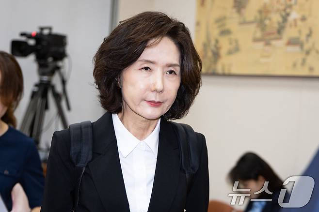 이진숙 사회부총리 겸 교육부 장관 후보자가 16일 오전 서울 여의도 국회 교육위원회에서 열린 인사청문회 오전 질의를 마친 후 청문회장을 나서고 있다. 2025.7.16/뉴스1 ⓒ News1 유승관 기자