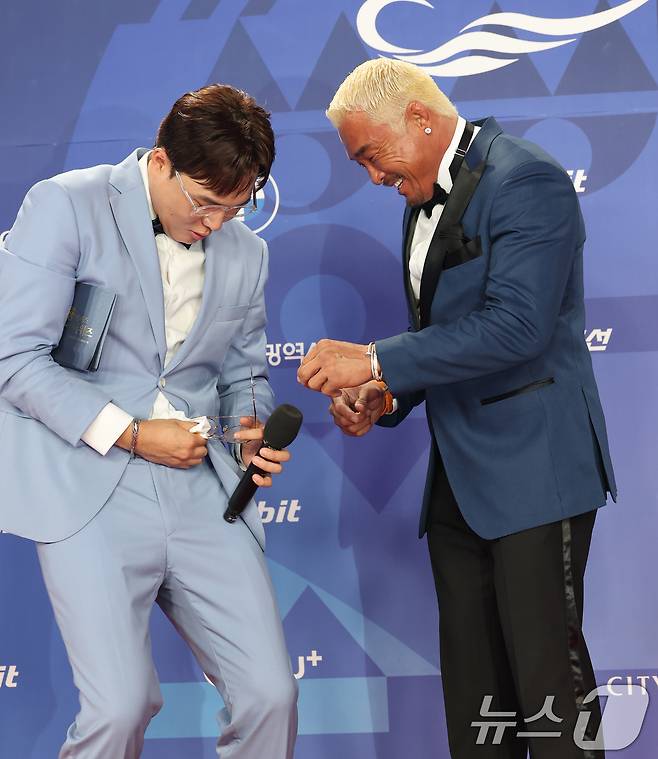 MC배(왼쪽)가 18일 인천 중구 파라다이스시티에서 열린 ‘제4회 청룡시리즈어워즈’에 참석해 추성훈의 김이 서린 안경을 옷으로 닦아주고 있다. ⓒ News1 권현진 기자