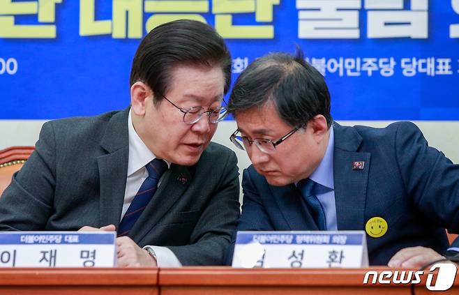 이재명 대통령이 더불어민주당 당 대표 시절이던 2023년, 김성환 당시 정책위의장과 대화하고 있다. ⓒ News1 안은나 기자