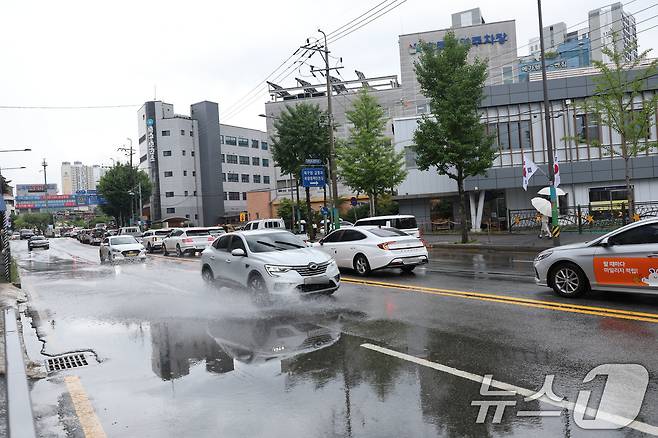 호우주의보에 내려진 18일 광주 북구 용봉동 북구청 사거리가 일대에 빗물 고인 도로를 자동차가 지나다니고 있다. 2025.7.18/뉴스1 ⓒ News1 박지현 기자