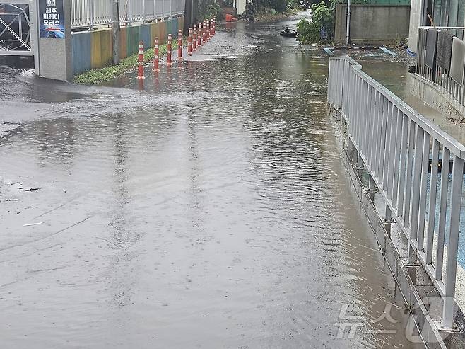 18일 오후 2시57분쯤 화북2동 한 건물 앞 도로가 침수된 모습.(제주도소방안전본부 제공. 재판매 및 DB 금지) 2025.7.18/뉴스1 ⓒ News1 홍수영 기자
