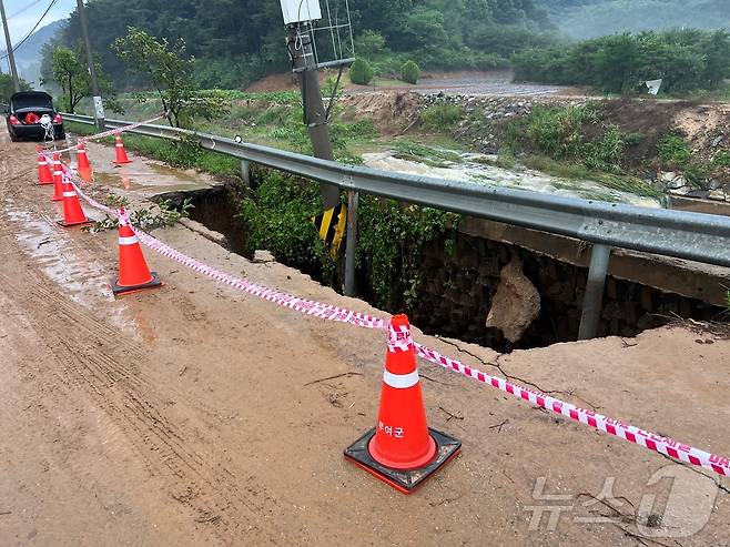 부여군 도로 유실 현장(부여군 제공. 재판매 및 DB금지) /뉴스1