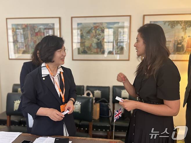 17일(현지시간) 특사단이 누스랏 가니 하원 선임부의장을 만나 면담을 진행하고 있다. (외교부 제공)