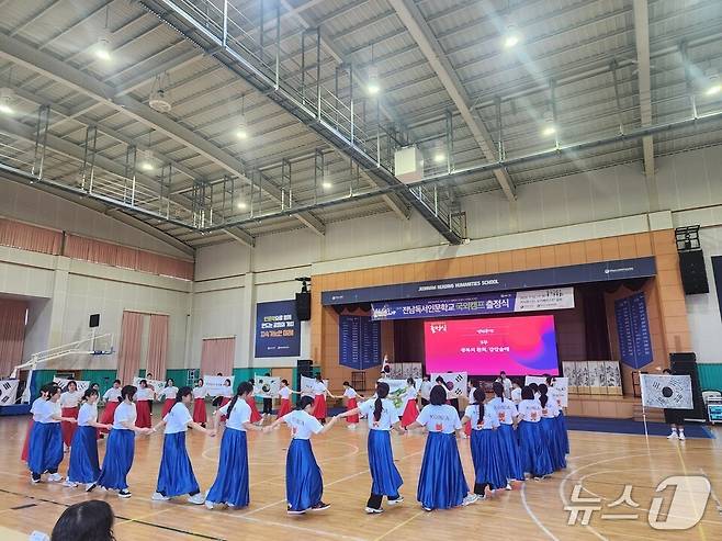 '전남독서인문학교 국외캠프' 출정식에서 참가 학생들이 아리랑 공연을 선보이고 있다.(전남도교육청 제공, 재판매 및 DB 금지)/뉴스1