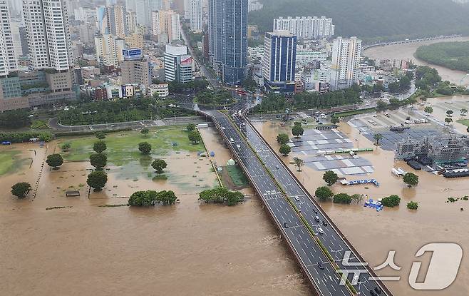 19일 내린 호우로 울산 태화강 둔치 일대가 물에 잠겨 있다. (울산소방본부 제공. 재판매 및 DB금지) (사진은 기사 내용과 무관함) 2025.7.19/뉴스1