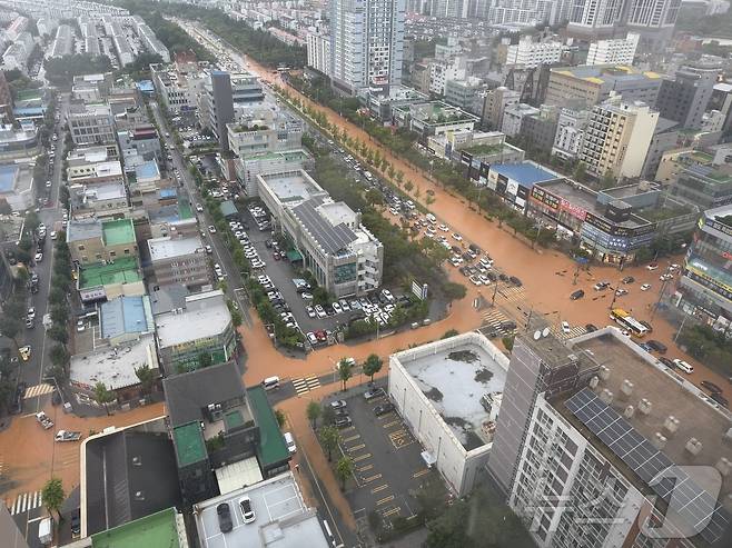 시간당 최대 80㎜의 폭우가 쏟아지고 있는 17일 광주 광산구 첨단 사거리 도로 전역이 침수돼 있다.(독자 제공. 재판매 및 DB 금지)