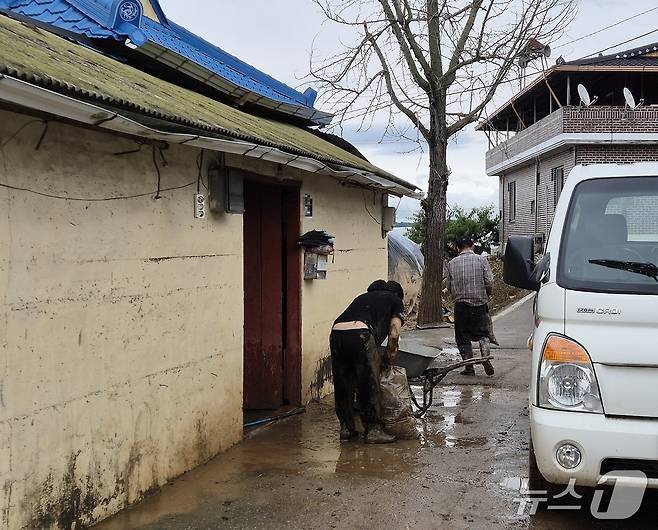 19일 충남 예산 삽교읍 하포2의 침수된 주택 앞에서 이경우 씨와 그의 딸이 복구 작업 벌이고 있다. 2025.7.19/뉴스1 ⓒ News1 최형욱 기자