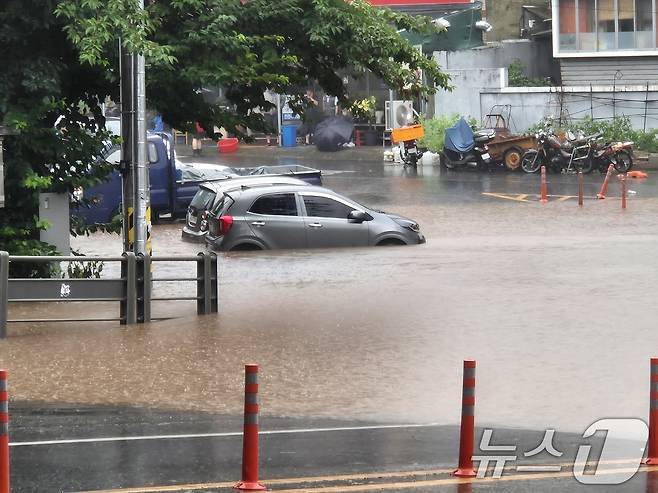 17일 대구 북구 노곡동 일대가 침수돼 상가와 차량이 물이 잠겼다. (독자 제공.재판매 및 DB금지) (사진은 기사 내용과 무관함) 2025.7.17/뉴스1