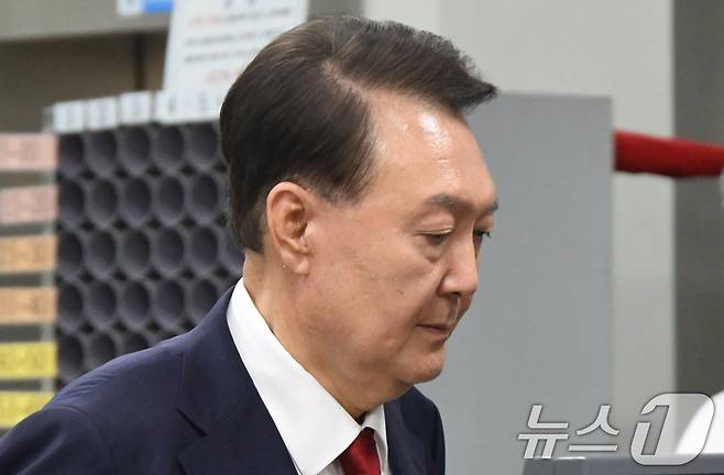 12·3 비상계엄과 관련해 특검 수사를 받는 윤석열 전 대통령이 9일 밤 서울중앙지법에서 두 번째 구속 전 피의자심문(영장실질심사)을 마친 뒤 대기장소인 서울구치소로 이동하고 있다./뉴스1 ⓒ News1 사진공동취재단