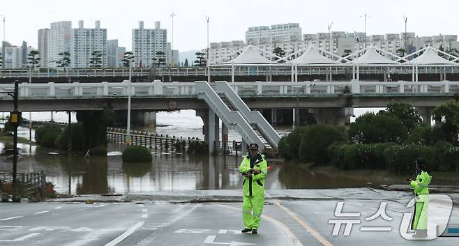 19일 내린 폭우로 울산시 중구 울산교 하부 도로가 물에 잠겨 통제되고 있다. 2025.7.19/뉴스1 ⓒ News1 조민주 기자