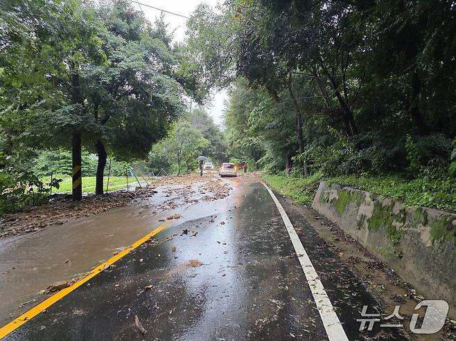 전북 장수군 천천면 비룡리 마을 입구도로에 토사가 흘러 내렸다.(전북 소방 제공. 재판매 및 DB금지)