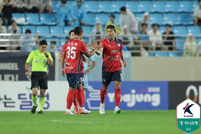 Gimcheon Gimgangsan (right). Photo | Korea Professional Football Federation