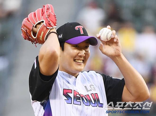 2일 서울 잠실구장에서 열린 SSG-LG전. 선발투수 손주영이 투구 전 박동원 포수를 보며 웃고 있다. 잠실=정재근 기자 cjg@sportschosun.com/2025.5.2/