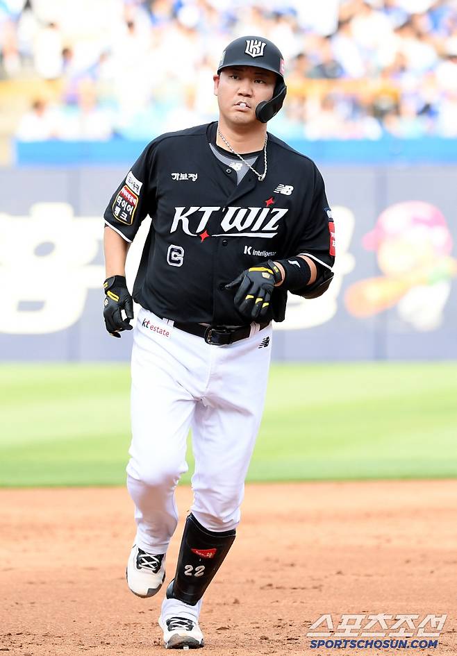 15일 대구 라이온즈파크에서 열린 삼성 라이온즈와 KT 위즈의 경기. 3회초 1사 KT 장성우가 솔로포를 날린 뒤 환호하고 있다. 대구=박재만 기자 pjm@sportschosun.com/2025.06.15/