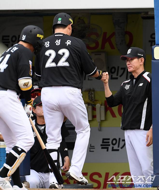 15일 대구 라이온즈파크에서 열린 삼성 라이온즈와 KT 위즈의 경기. 3회초 1사 KT 장성우가 솔로포를 날린 뒤 더그아웃에 들어서고 있다. 대구=박재만 기자 pjm@sportschosun.com/2025.06.15/