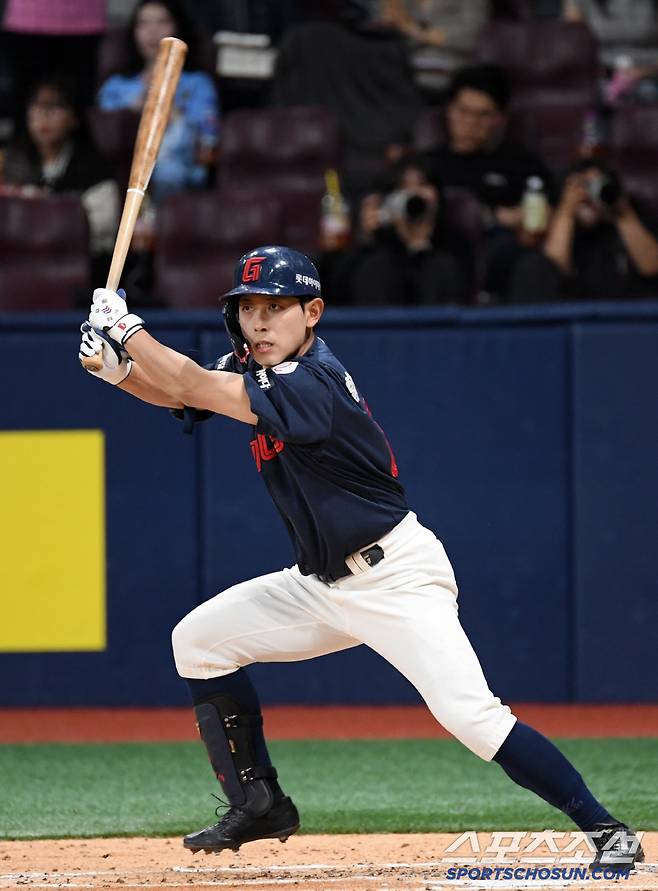 30일 서울 고척스카이돔에서 열린 키움 히어로즈와 롯데 자이언츠의 경기. 롯데 황성빈이 안타를 날리고 있다. 고척=박재만 기자 pjm@sportschosun.com/2025.04.30/