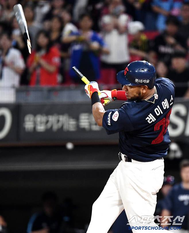 4일 광주 기아 챔피언스필드에서 열린 롯데-KIA전. 8회초 1사 1, 2루 레이예스가 배트가 부러지면서도 1타점 적시타를 치고 있다. 광주=정재근 기자 cjg@sportschosun.com/2025.7.4/