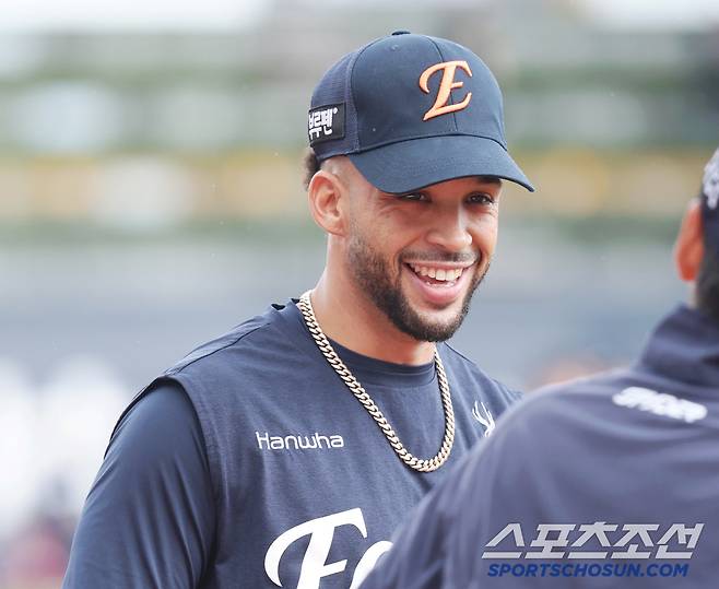 19일 수원 케이티위즈파크에서 열리는 KT와 한화의 경기. 동료들과 함께 타격 훈련을 하고 있는 한화 리베라토. 수원=송정헌 기자songs@sportschosun.com/2025.07.19/