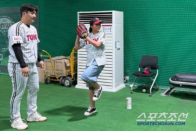 LG 문보경이 닮은 꼴로 화제가 된 시구자 백소연 양의 시구 지도를 하고 있다. 사진제공=LG 트윈스
