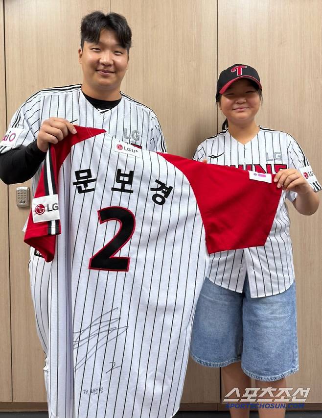 LG 문보경과 닮은 꼴로 화제가 된 시구자 백소연 양. 사진제공=LG 트윈스