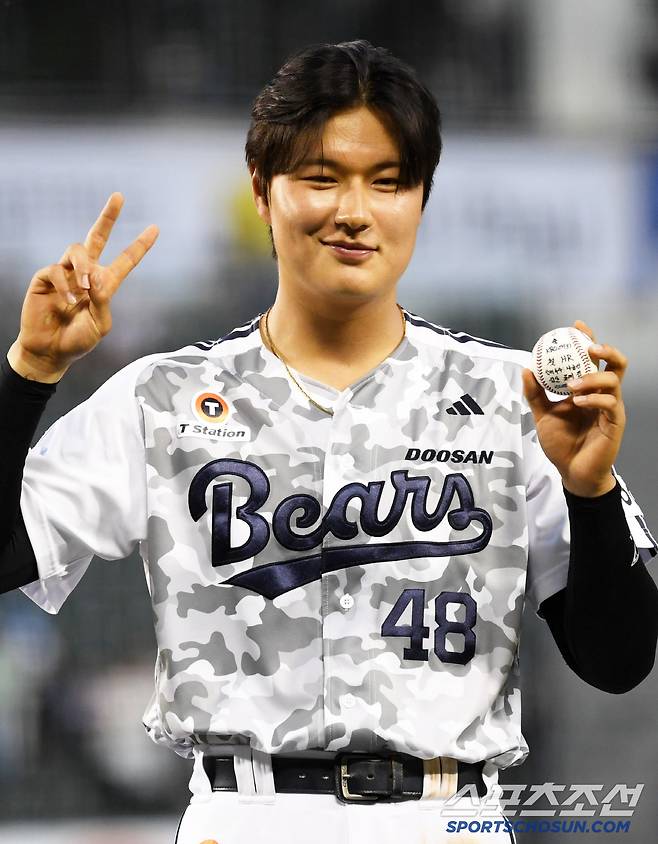 6일 잠실구장에서 열린 두산 베어스와 롯데 자이언츠의 경기. 데뷔 첫 홈런을 기록한 두산 김동준이 포즈를 취하고 있다. 잠실=박재만 기자 pjm@sportschosun.com/2025.06.06/