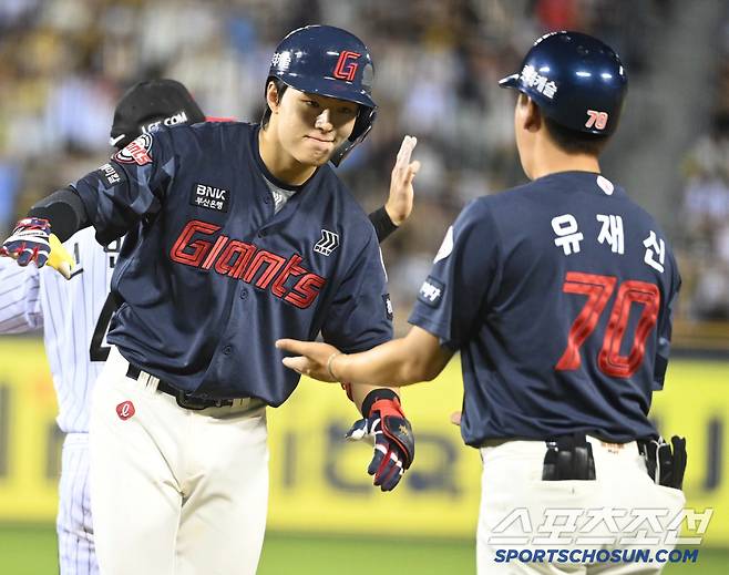 19일 잠실야구장에서 열린 롯데와 LG의 경기, 8회초 2사 만루 한태양이 2타점 적시타를 치고 기뻐하고 있다. 잠실=허상욱 기자wook@sportschosun.com/2025.07.19/
