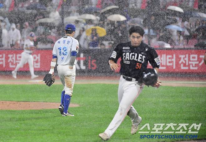 19일 수원 케이티위즈파크에서 열린 KT와 한화의 경기. 6회초 1사 1루. 한화 노시환 타석 때 또다시 경기가 중단되고 있다. 수원=송정헌 기자songs@sportschosun.com/2025.07.19/
