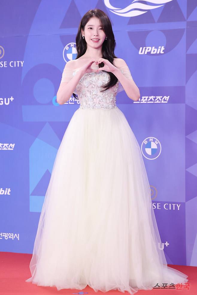 제4회 청룡시리즈어워즈(Blue Dragon Series Awards) 레드카펫 행사에 참석한 배우 아이유. 25.7.18 ⓒ이혜영 기자 lhy@hankooki.com