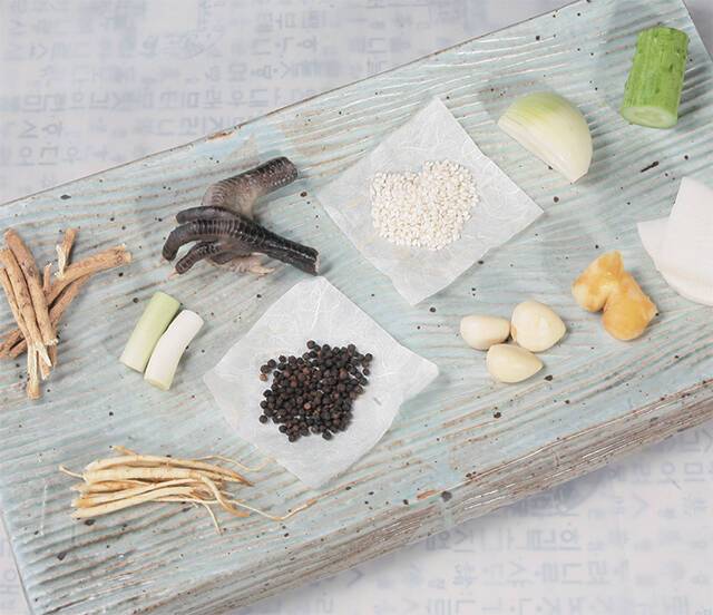 우리맛닭을 활용한 삼계탕을 만들기 위한 기본육수에 들어가는 재료./농촌진흥청