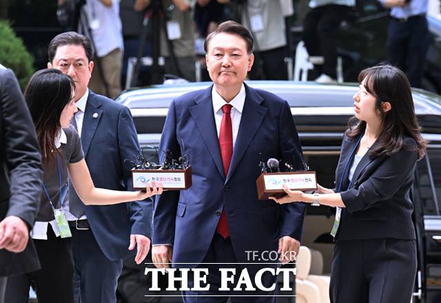 12·3 불법 계엄 사태로 조은석 내란 특별검사팀의 수사를 받는 윤석열 전 대통령이 9일 오후 서울 서초구 서울중앙지방법원에서 열린 구속 전 피의자 심문(영장실질심사)에 출석하고 있다. /이새롬 기자