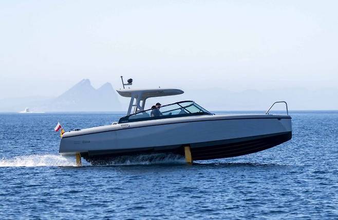 지난 5월 28일 스페인에서 북아프리카를 횡단한 칸델라 전기보트 C-8이 스페인 소토그란데를 출발해 북아프리카 세우타로 가고 있다. 칸델라 제공