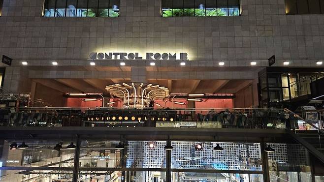배터시 발전소의 컨트롤룸. 원래는 제어장치가 있던 곳이지만 음료를 파는 공간으로 바뀌었다. 전진영 기자.