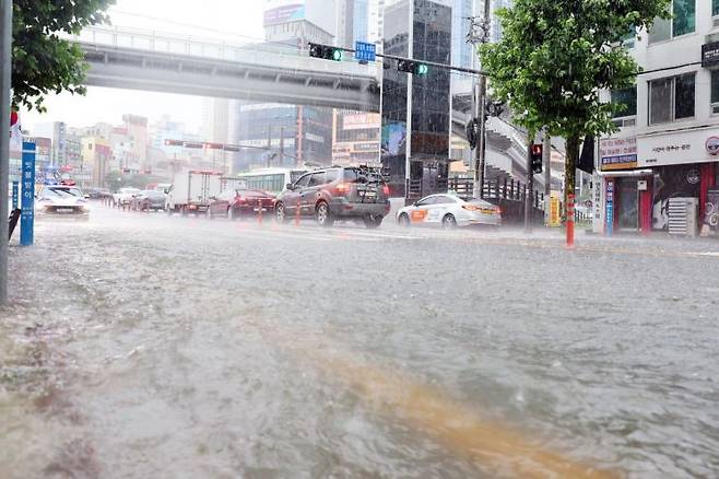 호우경보가 발효된 17일 오전 광주 남구 백운광장 인근 도로가 물에 잠겨 있다. 연합뉴스
