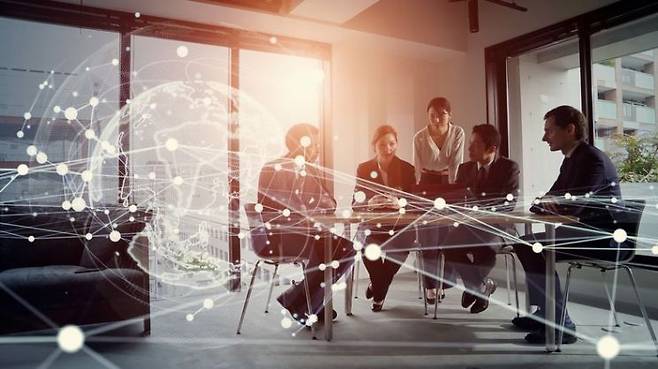 사무실에서 회의를 하고 있는 사람들. 게티이미지뱅크