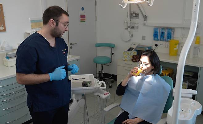 산성 음료를 마시면 치아 손상이 더 심해질 수 있다