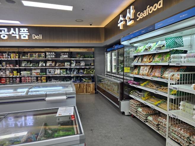 대형마트 휴무일? 이마트·롯데마트·홈플러스·코스트코 ‘초복 할인 추천’= 이마트·롯데마트·홈플러스·코스트코 등 대형마트가 이번 주는 각사별 특색있는 할인행사에 돌입한다. 이마트는 20일 초복 맞이 '농할' 할인 행사를, 롯데마트는 여름철 먹거리를 초저가로 구성한 '요리하다~' 행사를, 홈플러스는 기업회생 절차를 밟고 있는 가운데, '홈플런 NOW' 행사를 진행한다. ©bnt뉴스: 대형마트 휴무일? 이마트·롯데마트·홈플러스‧코스트코 등 마트 휴일, 쉬는날