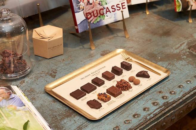 알랭 뒤카스는 카카오빈부터 최종 제품까지 전 과정을 책임지는 ‘빈 투 바’ 초콜릿을 내년부터 서울에서 선보인다. /알랭 뒤카스 쇼콜라 파리