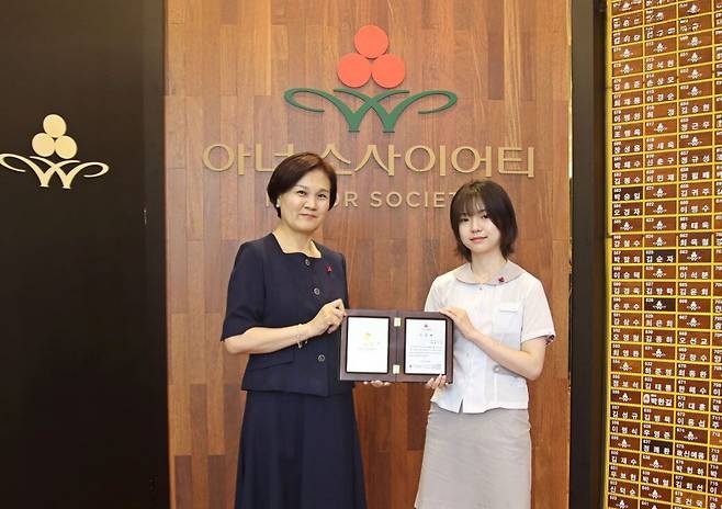 청소년 작가 백은별씨가 1억 원을 기부하며 사랑의열매 고액기부자 모임인 ‘아너 소사이어티(Honor Society)’에 최연소로 가입했다./사랑의열매.