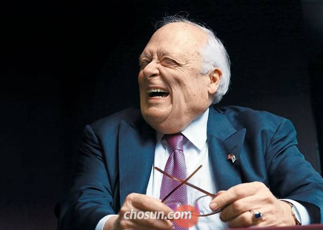 에드윈 퓰너 헤리티지재단 창립자가 지난 2018년 본지와 만나 인터뷰를 하고 있는 모습. /이태경 기자