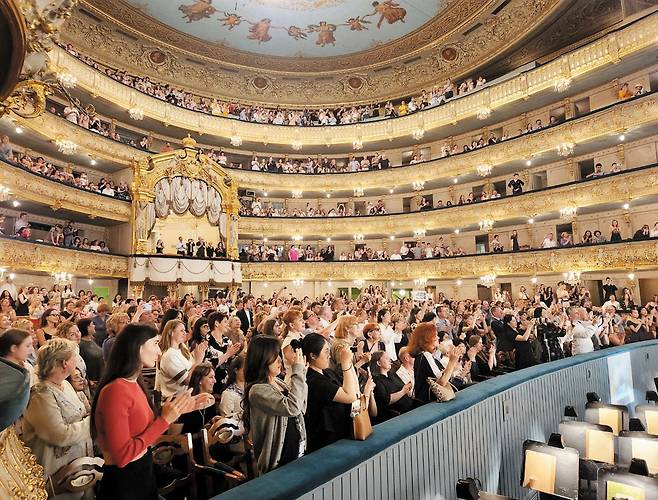 17일 전민철 발레리노의 '라 바야데르' 공연 뒤 관객들은 여섯 차례 기립박수 커튼콜을 보냈다. /김선희 한예종 명예교수