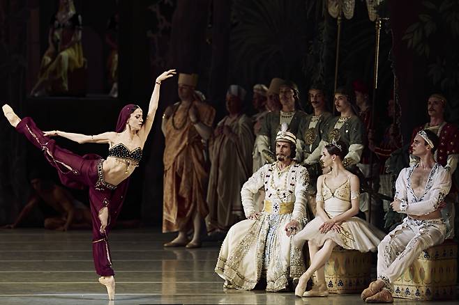 17일(현지시각) '마린스키 발레'의 '라 바야데르' 공연에서 힌두 사원의 아름다운 무희 '니키아'로 '솔로르' 전민철과 호흡을 맞춘 수석 무용수 나데즈다 바토에바(맨 왼쪽). 이전 공연 모습. /마린스키 발레