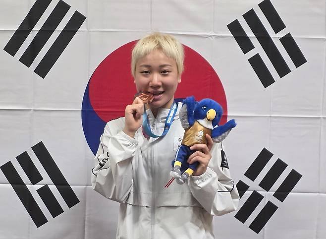 이은지가 2025 하계 유니버시아드 여자 배영 200m에서 한국신기록으로 동메달을 땄다. /대한수영연맹
