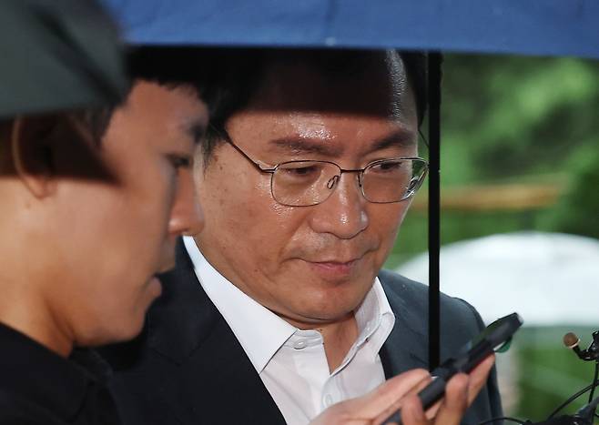 윤창호 전 한국증권금융 사장이 지난 17일 서울 종로구 KT광화문빌딩 웨스트에 마련된 김건희 여사 의혹 수사 민중기 특별검사 사무실에 출석하고 있다. /연합뉴스