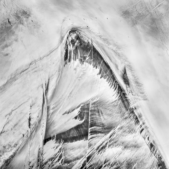 작품명 ‘폭풍(The Tempest)’. 하늘에서 촬영한 서호주 골드필즈 지역의 소금 호수의 표면을 확대한 모습. /바버라 브라운/2025국제항공사진가상